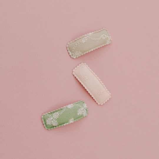 Set of 3 Spring Eyelet Stitched Snap Clips