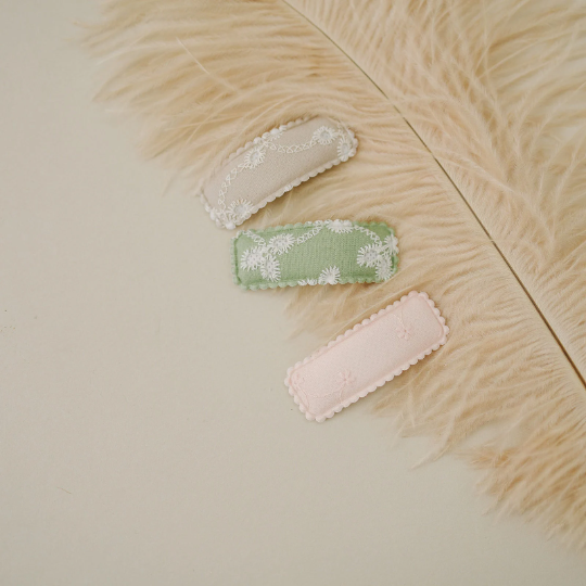 Set of 3 Spring Eyelet Stitched Snap Clips