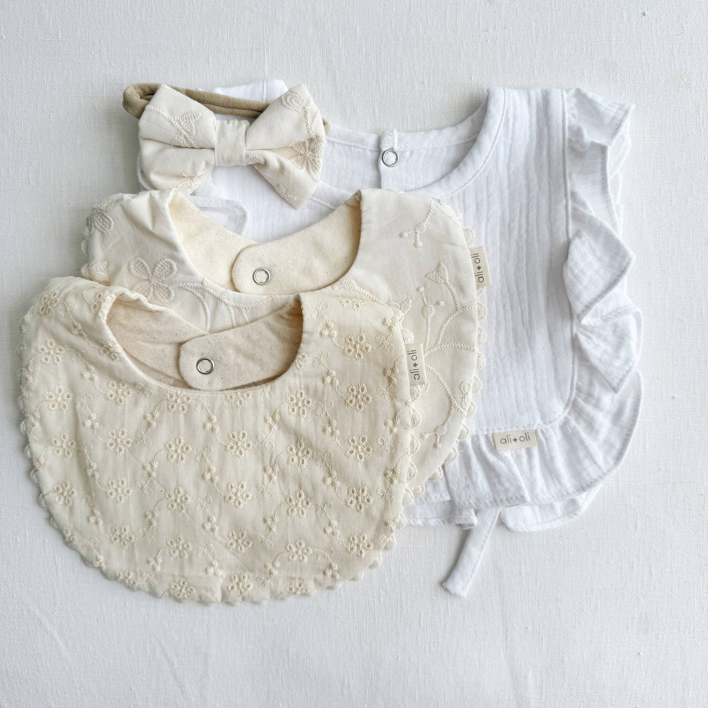 Ali+Oli - Muslin Cotton Ruffle Baby Bib (White)