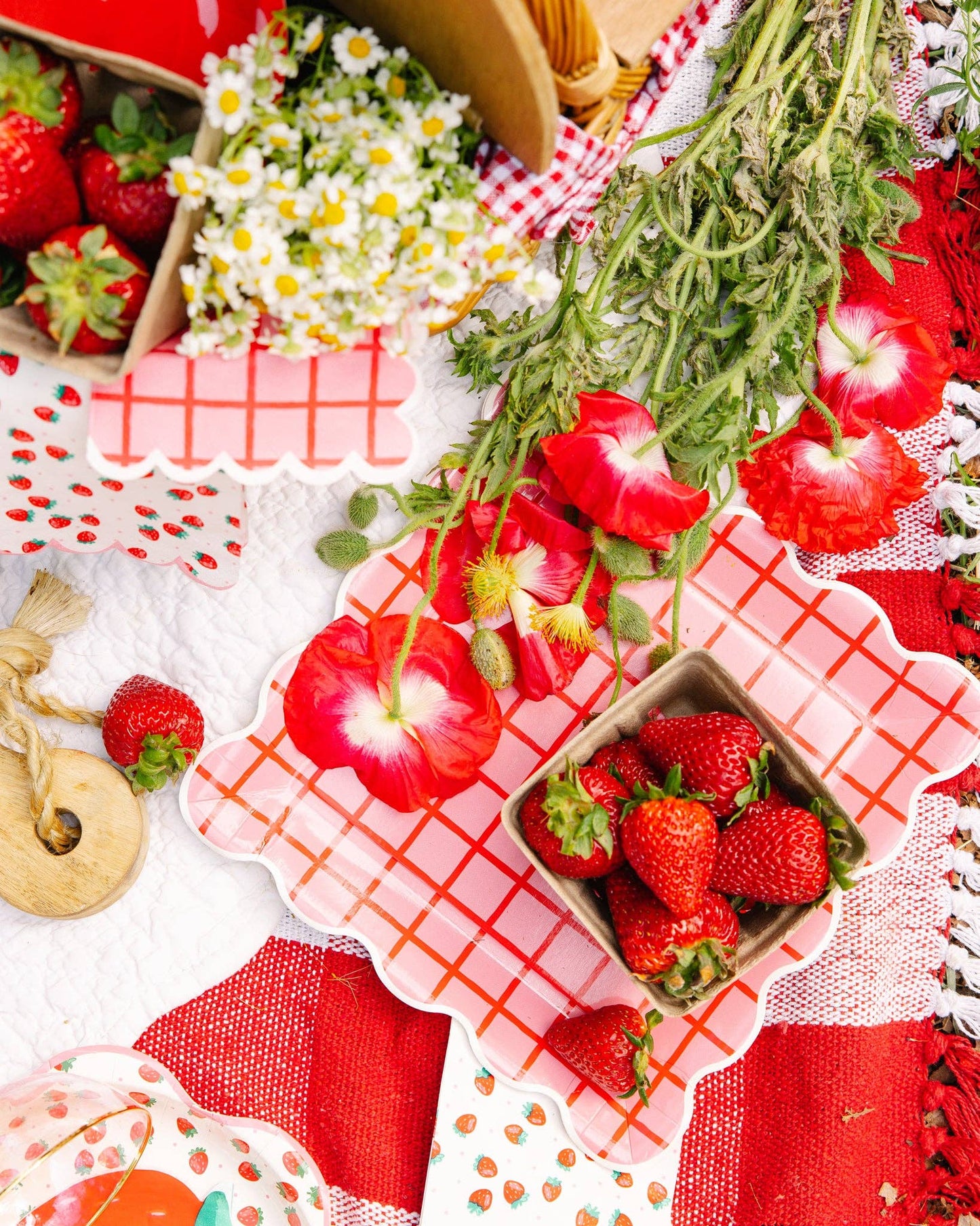 Red and Pink Grid Scallop Square Plate