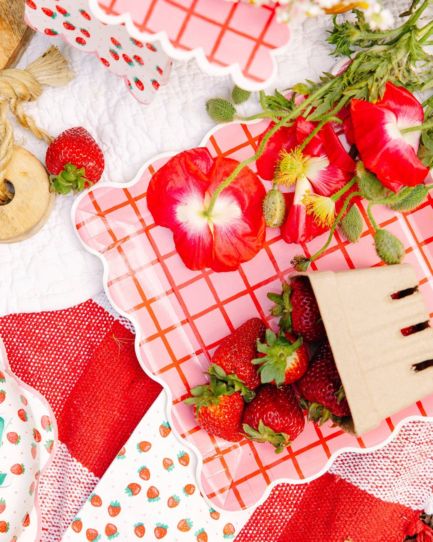 Red and Pink Grid Scallop Square Plate